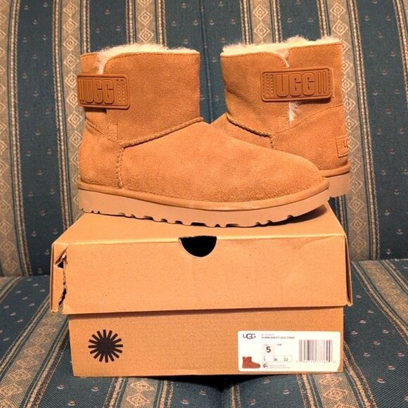 UGG Mini Bailey Logo Strap size Women's 5/Kids 3.5 Low Rise Boots, NEW in Box - Picture 1 of 9
